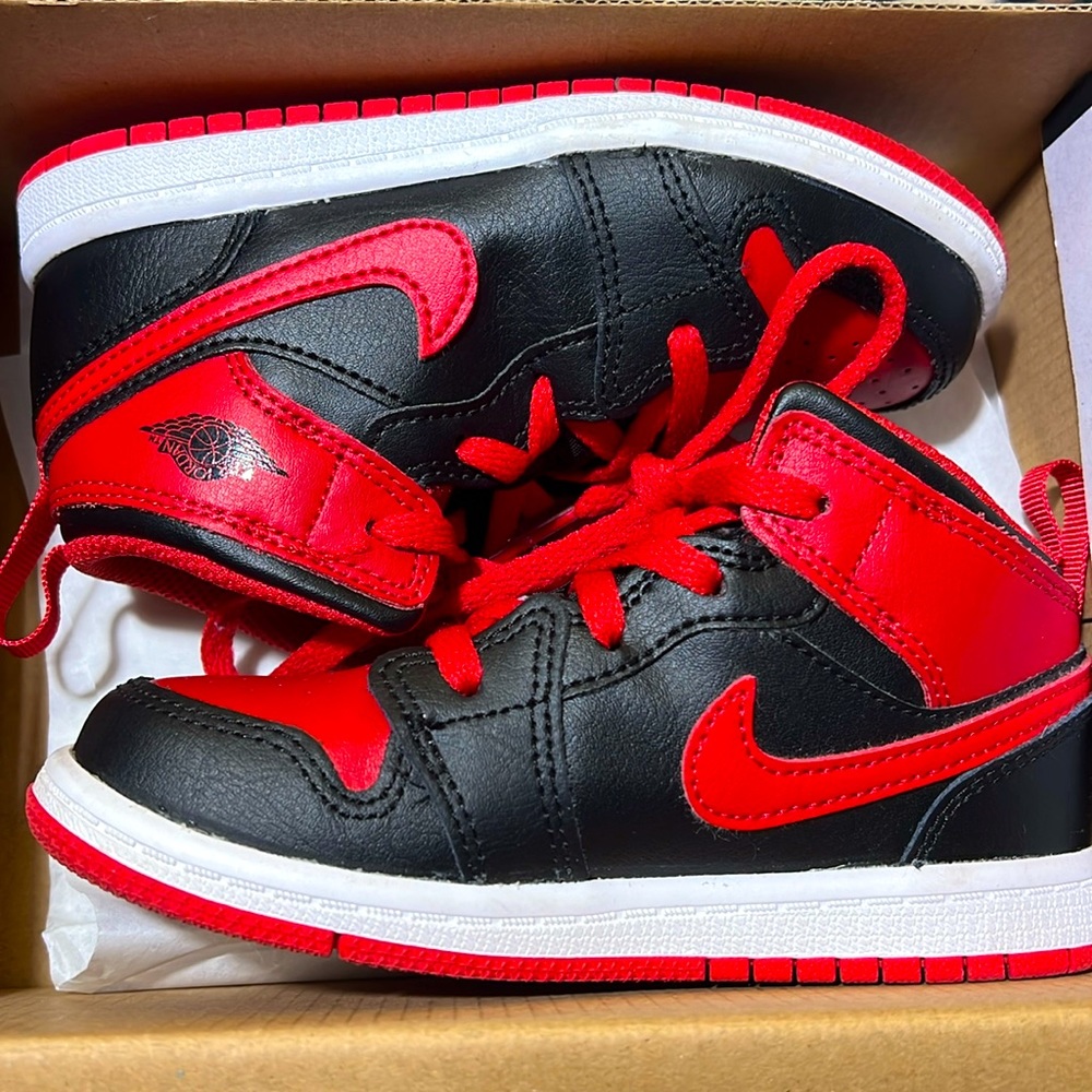 Jordan 1 mid red an black